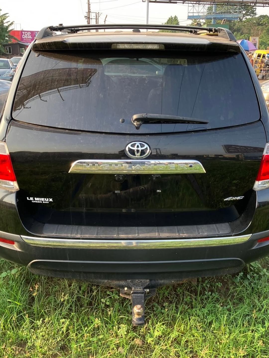 2014 Toyota Highlander: Spacious 4WD Family Fortress