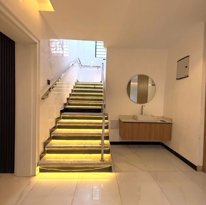 Exquisite 5-Bedroom Duplex with Cinema & Elevator in Guzape