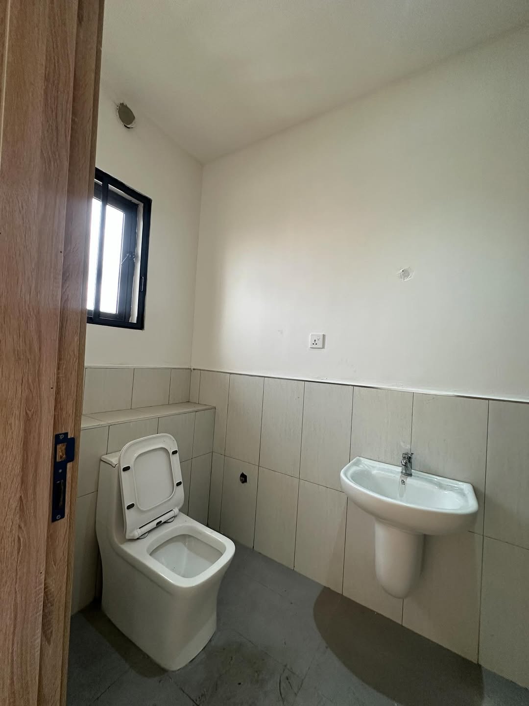 Lekki Phase 1 Oasis: 3-Bedroom Haven with Pool & BQ