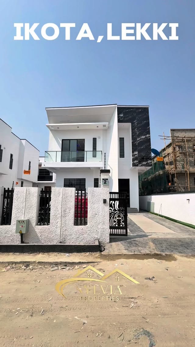 Opulent 5-Bed Duplex with Resort-Style Pool in Ikota