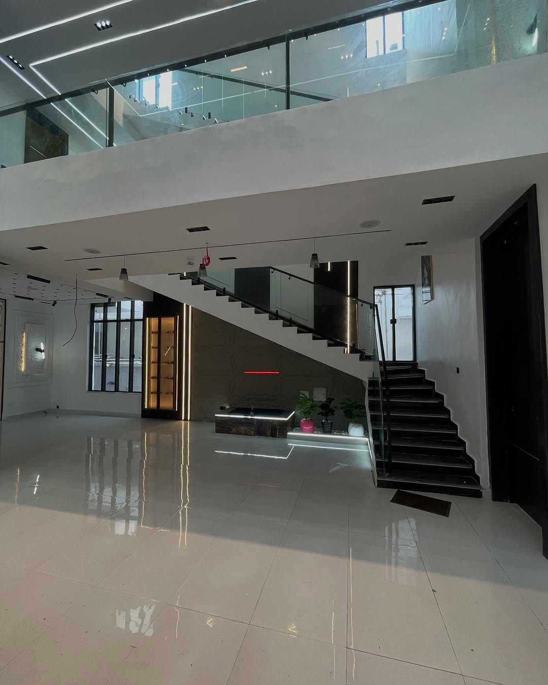 Serene Chevron Estate Gem: 6BR Duplex with Cinema & Pool