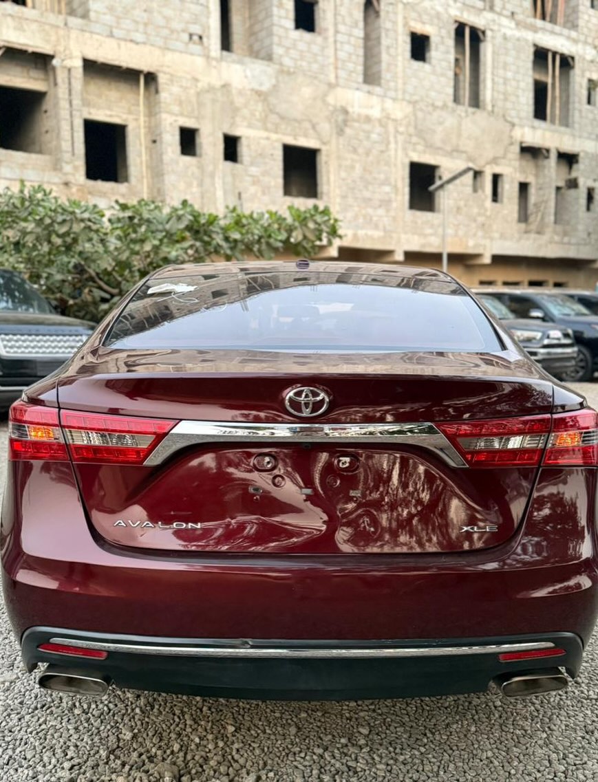 Luxury Avalon: Keyless, Paddle Shifters, Duty-Paid