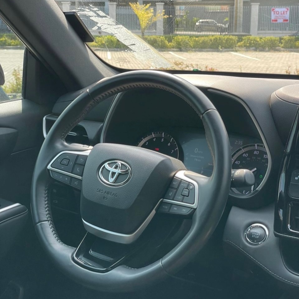 2023 Highlander XSE: Sporty Luxury Meets Family Power