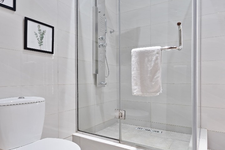 Stylish 2BR Haven with Pool & Gym in Banana Island