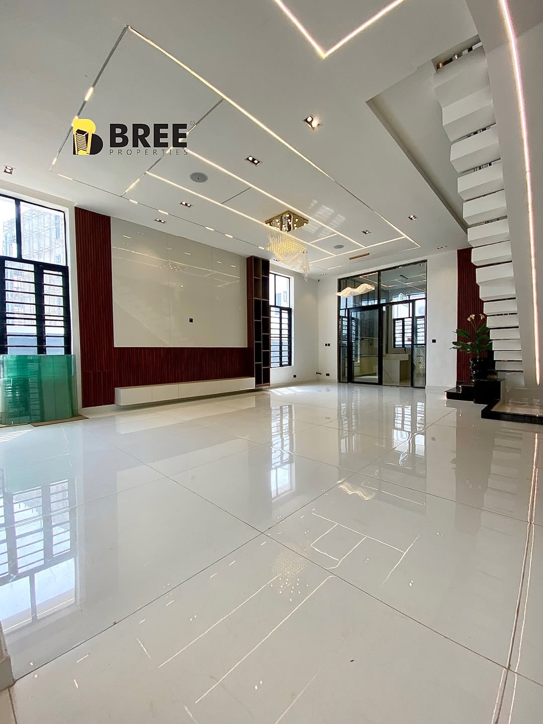 Elegant 5-Bedroom Haven with Pool in Prime Chevron Estate