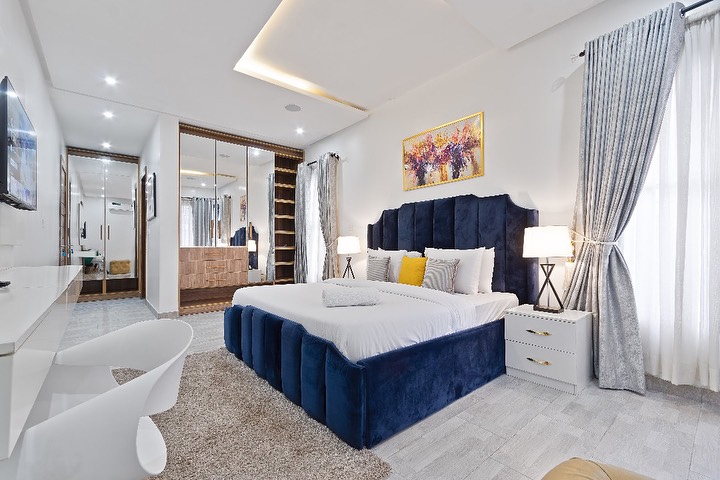 Stylish 2BR Haven with Pool & Gym in Banana Island