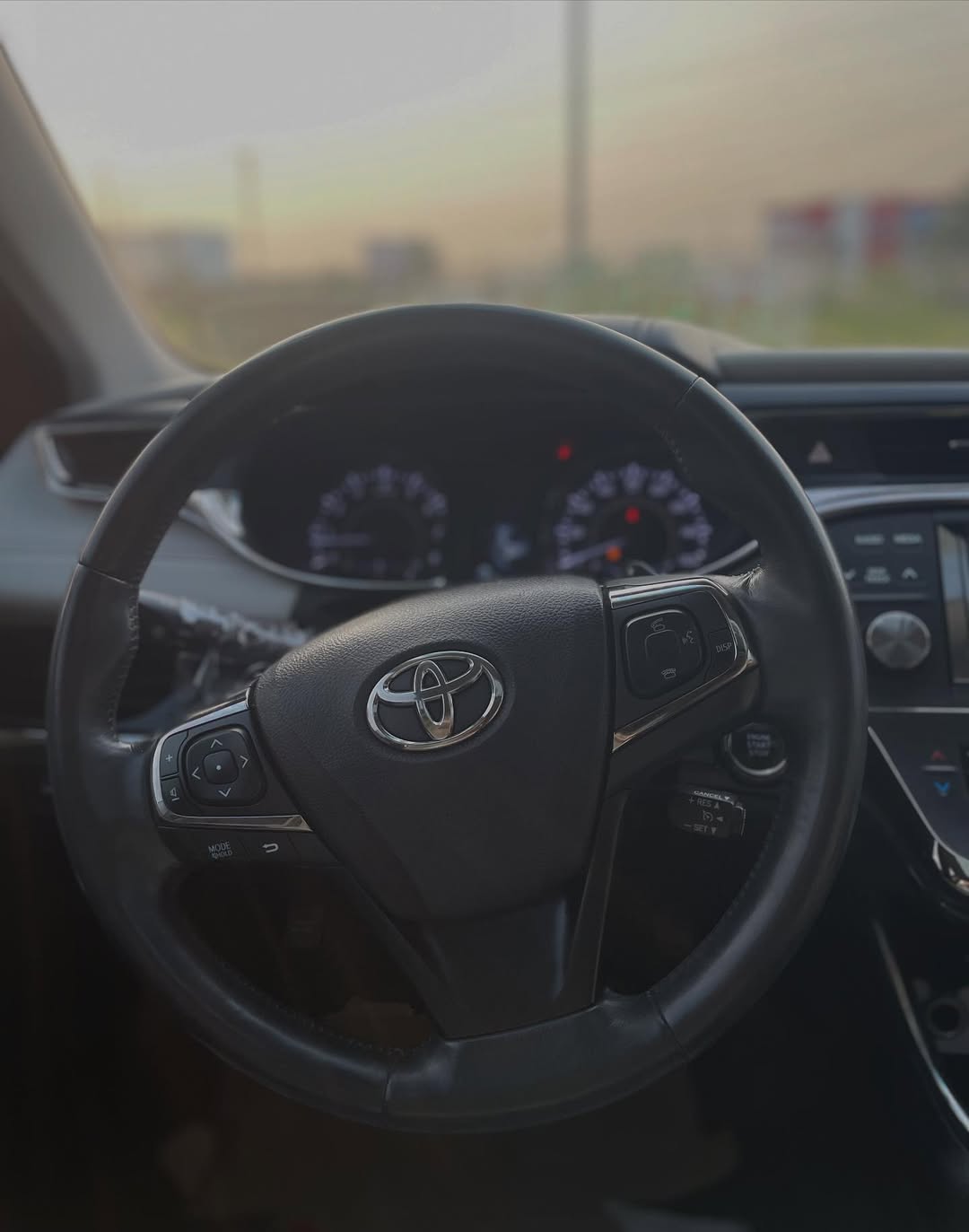 Luxury 2014 Toyota Avalon: Sunroof & Tech