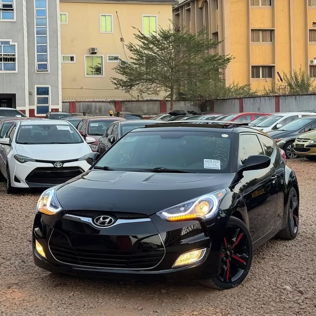 Sporty Hyundai Veloster: Panoramic Roof & Keyless