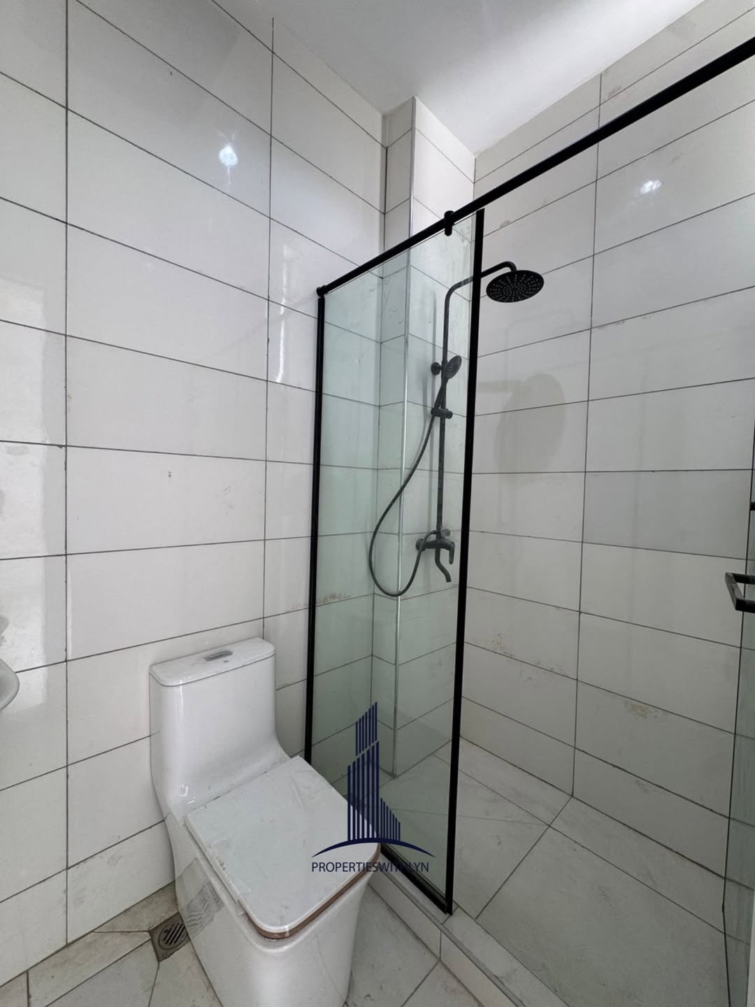 Lagos Island Oasis: Automated 2-Bedroom with Pool & Gym