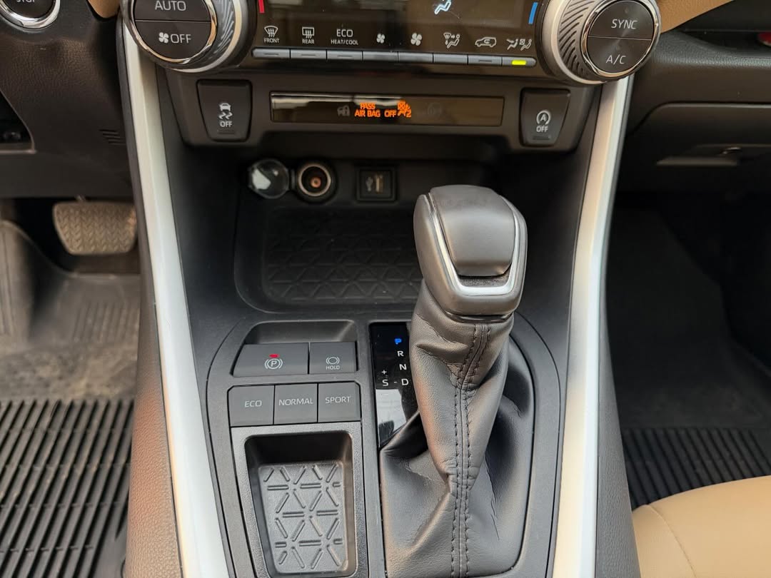 2025 Toyota RAV4 XLE: Duty-Paid & Ready for Adventure