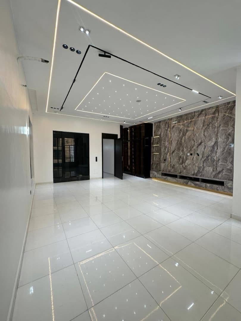 Chevron’s Crown Jewel: 5-Bed Duplex with Pool & BQ