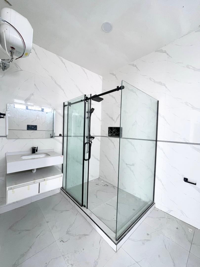 Exquisite 5-Bedroom Duplex in Prime Chevron Lekki