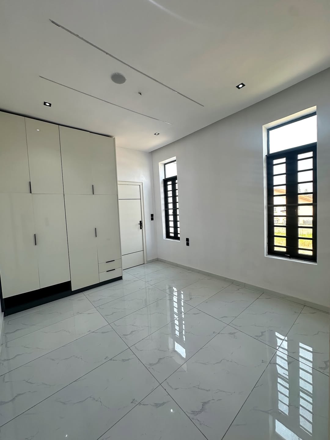 Sleek 5-Bed VGC Haven with Resort-Style Pool & BQ