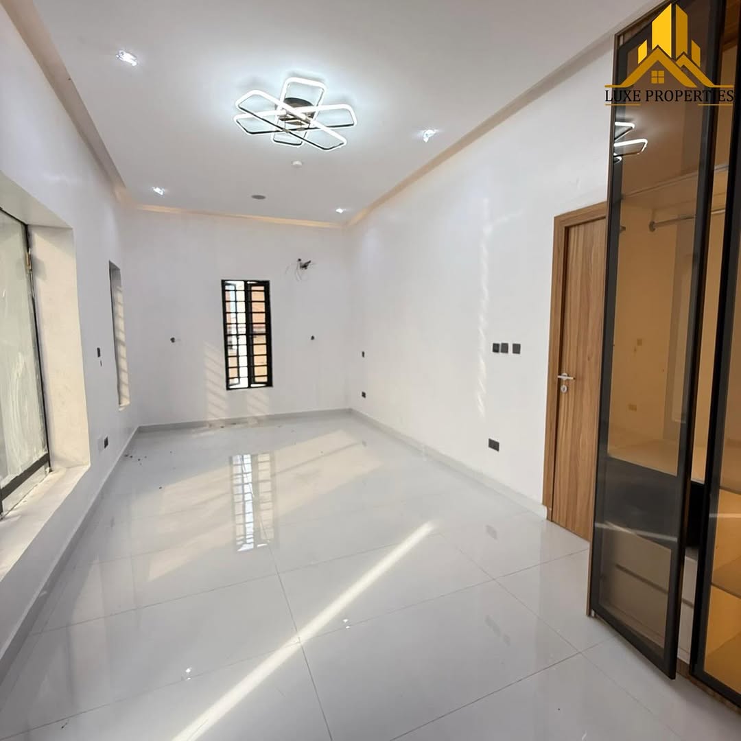 Elegant 4-Bed Duplex with Resort-Style Pool in Ajah