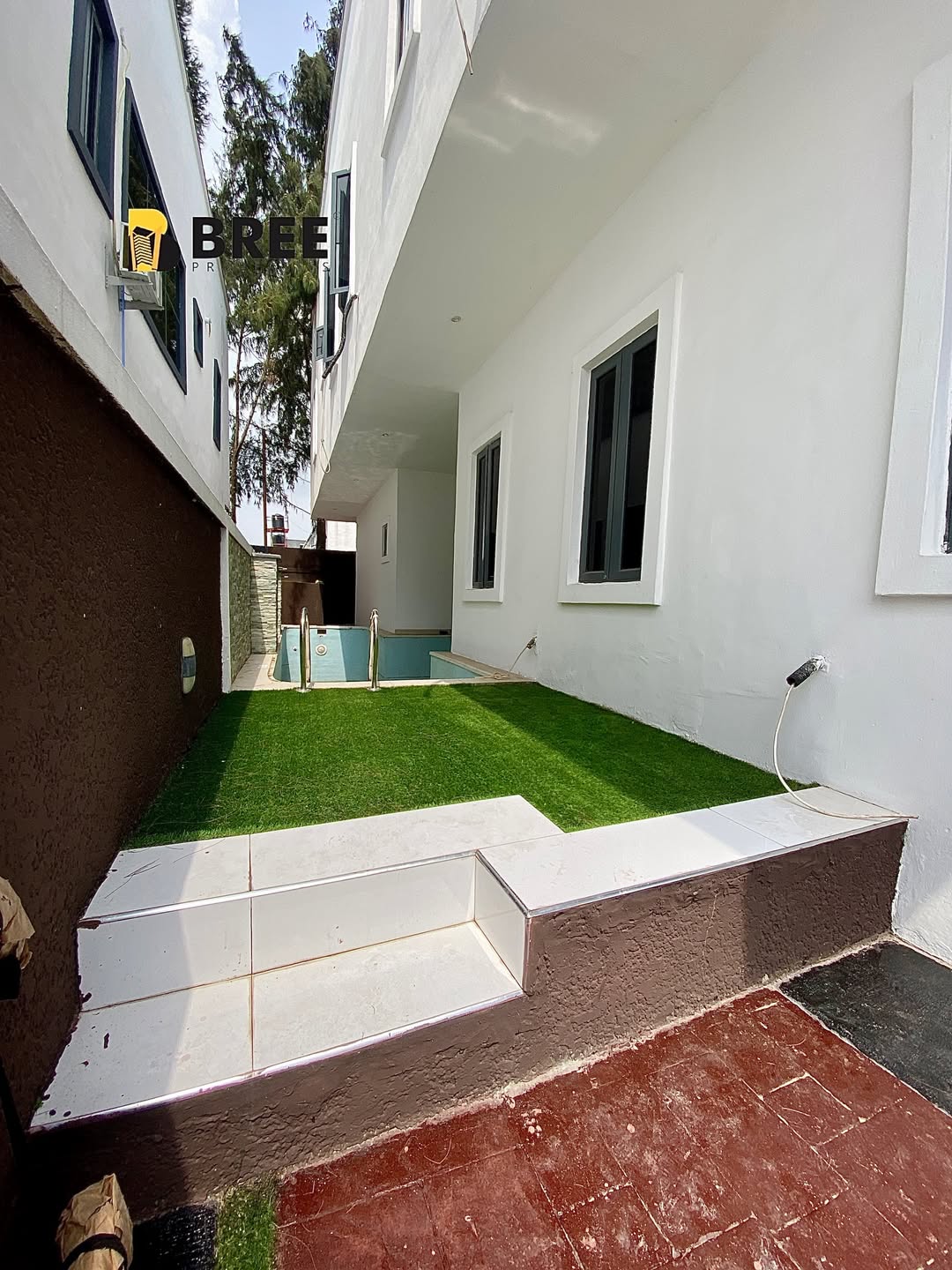 Stunning 4-Bed Poolside Retreat in Lekki County