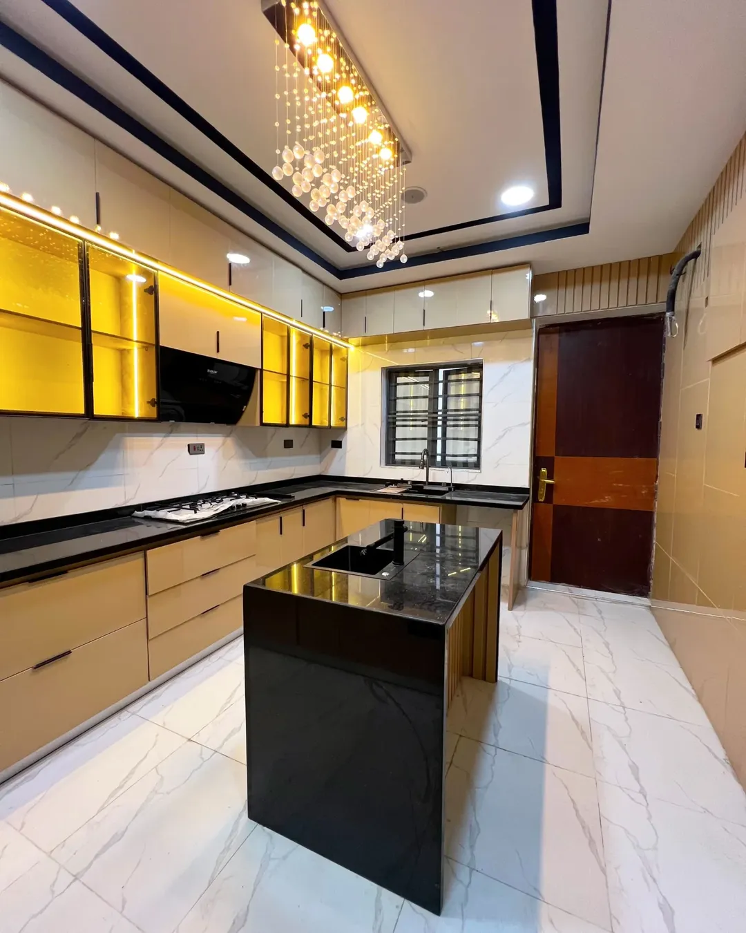 Smart 6-Bedroom Haven with Penthouse & BQ in Lekki