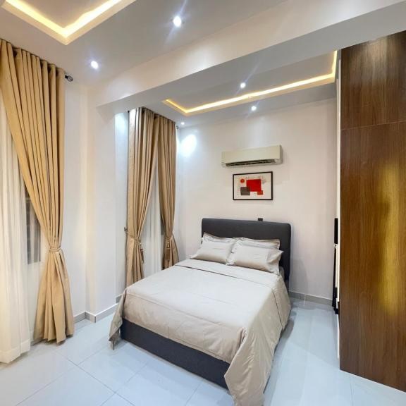 Lagos Haven: Spacious 2BR with Prime City Views
