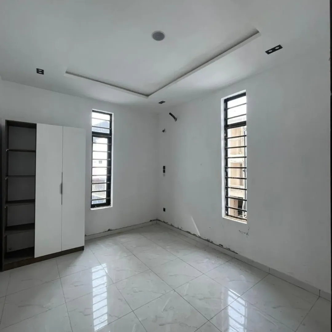 Lagos Luxury: 5-Bed Masterpiece with BQ in Chevron