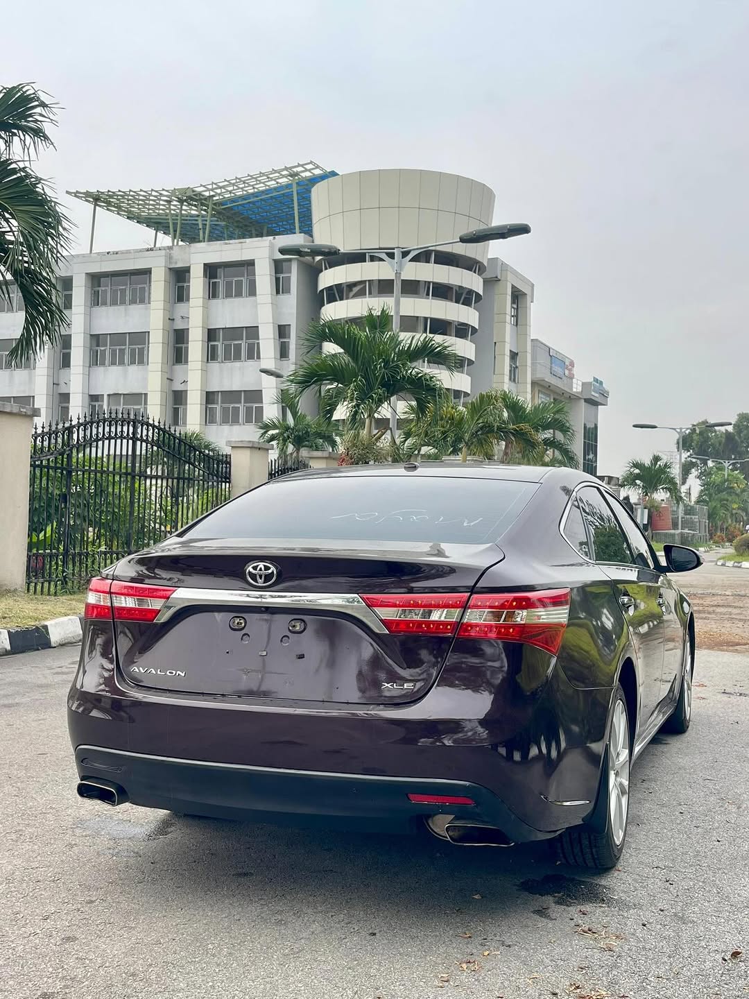 Luxury 2013 Toyota Avalon: Accident-Free & Ready