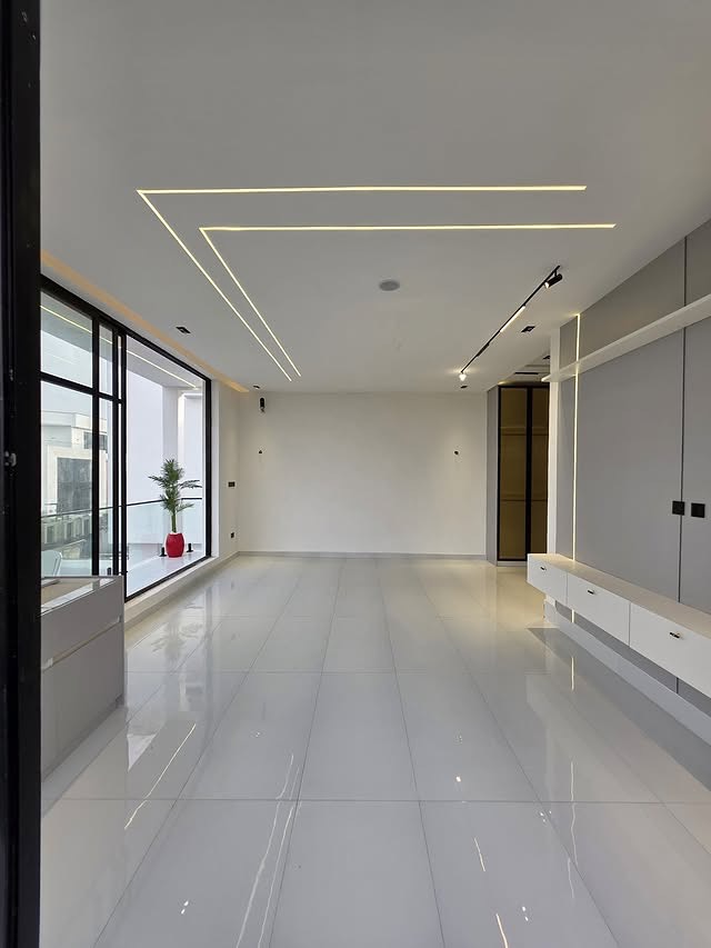 Exclusive 5-Bed Smart Dulex with Cinema & Pool in Chevron