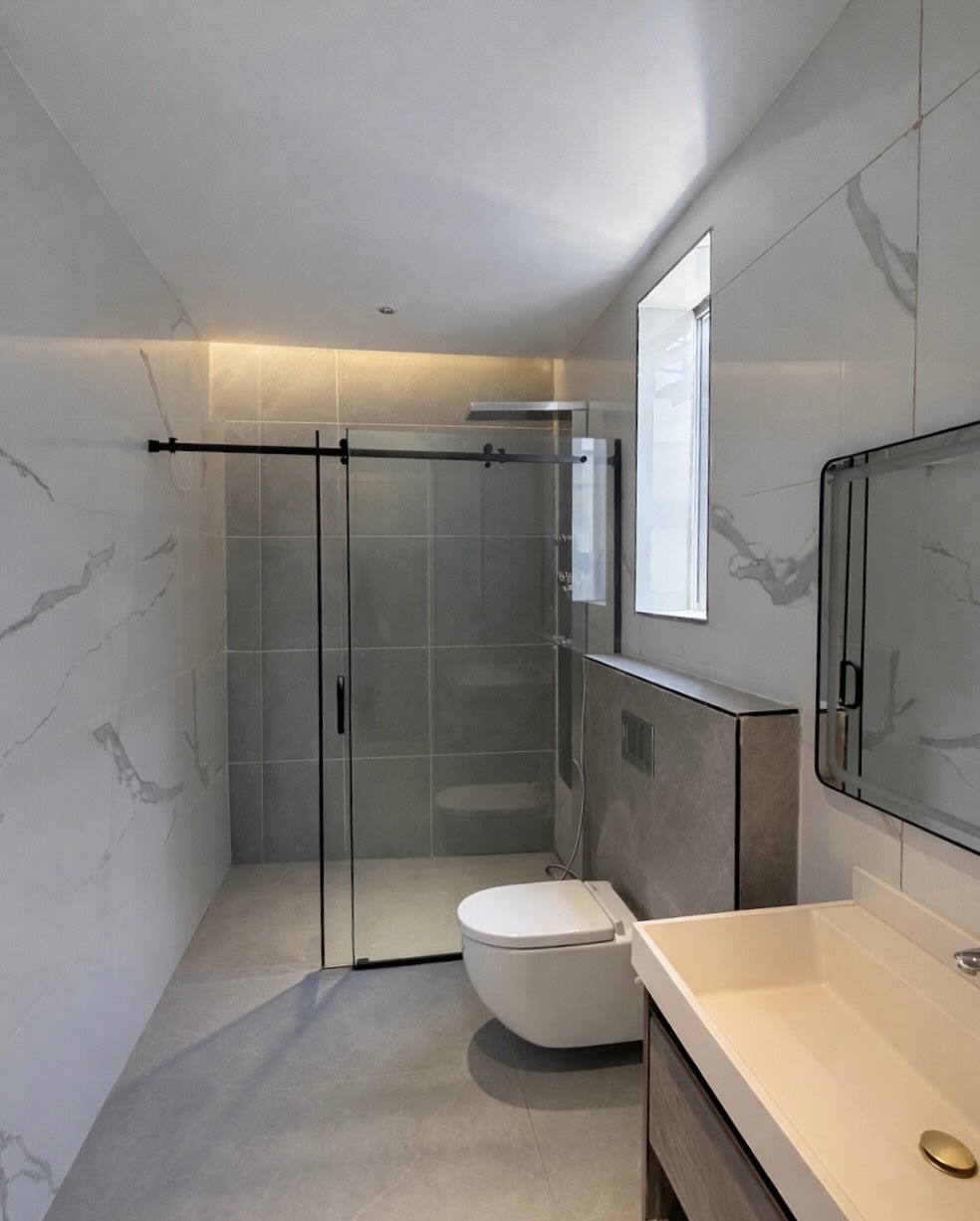 Elevator Luxury: 6-Bed Duplex with Pool in Kado