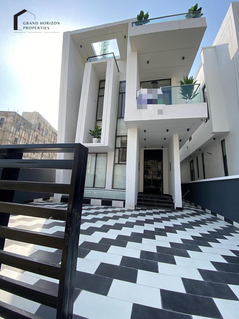 Exquisite 5-Bedroom Haven in Chevron’s Serene Estate