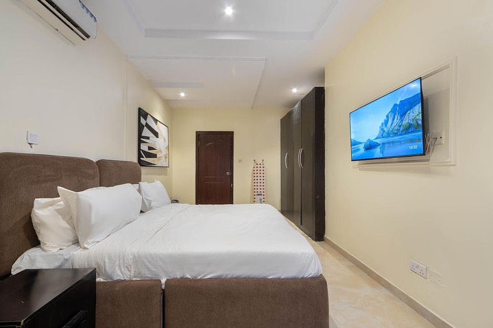 Lekki Phase 1 Oasis: Serene 1BR with 24/7 Power & WiFi