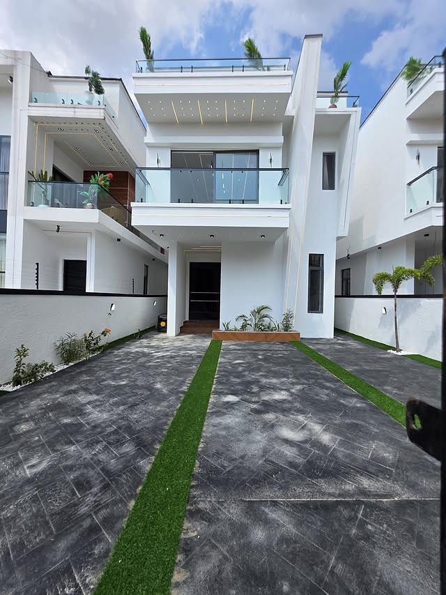 Luxury 5-Bed Smart Dulex with Pool in Ajah