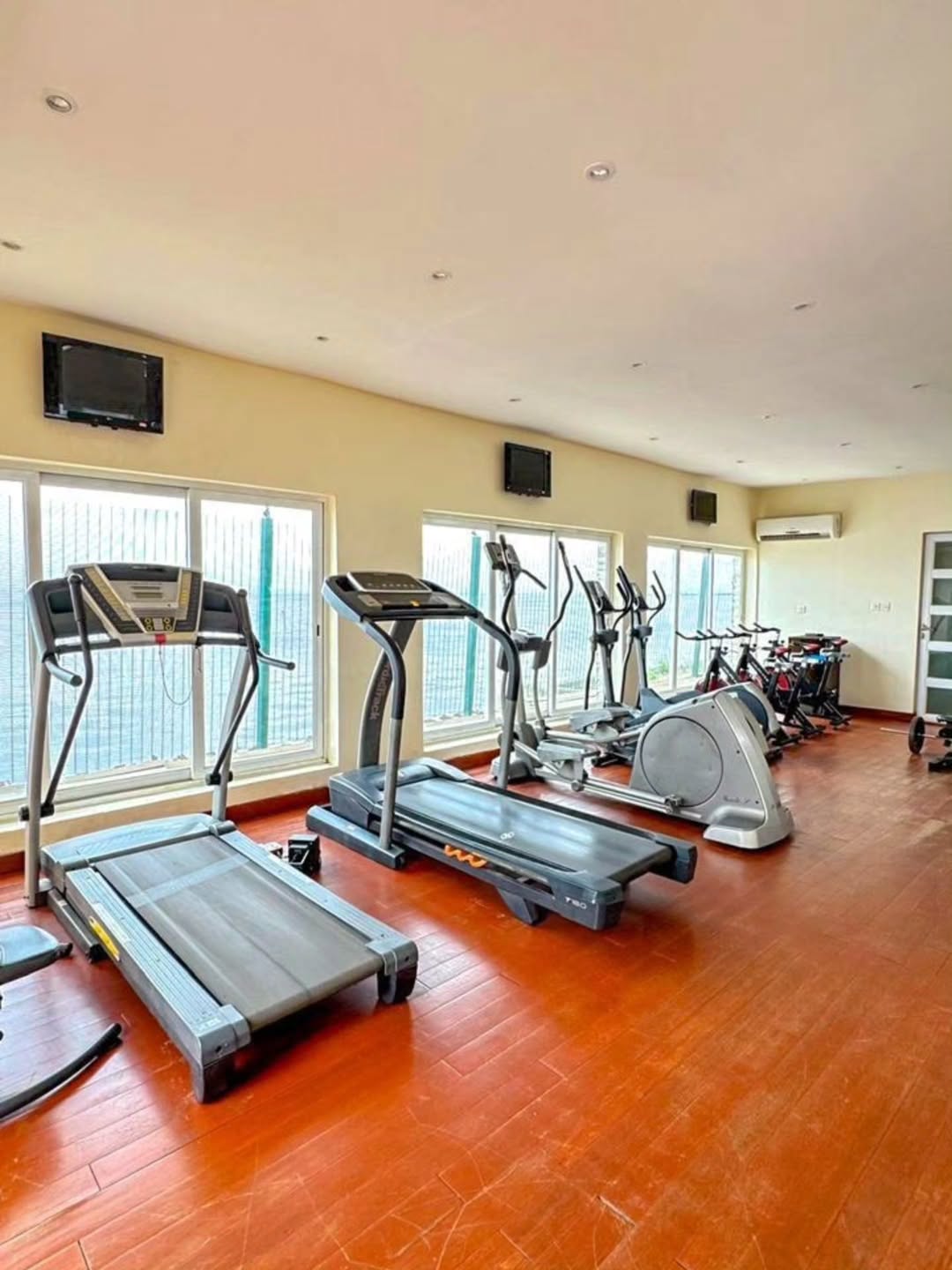 Waterfront Bliss: 3-Bed Apartment on Banana Island