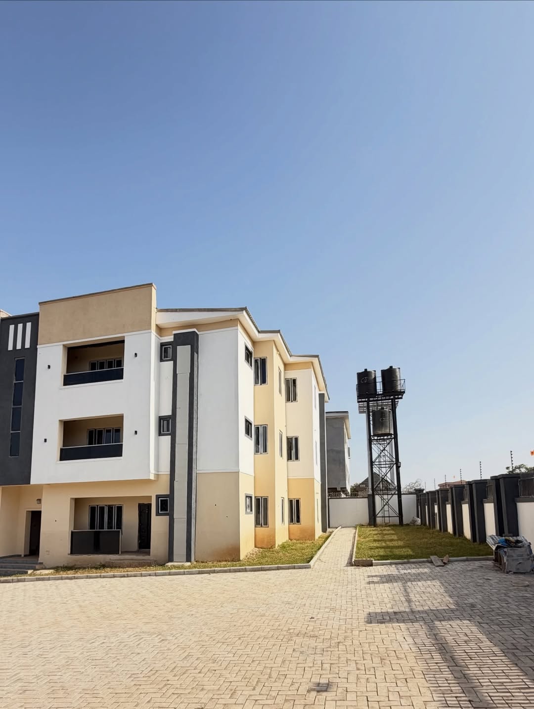 Serene Abuja Haven: 3 Ensuite Bedrooms, Secure & Serene