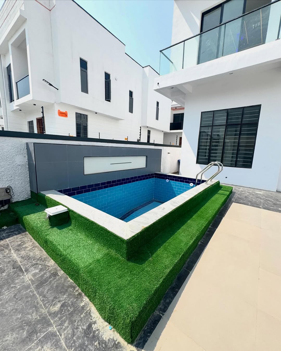 Stunning 5-Bed Duplex with Pool & Jacuzzi in Ikota