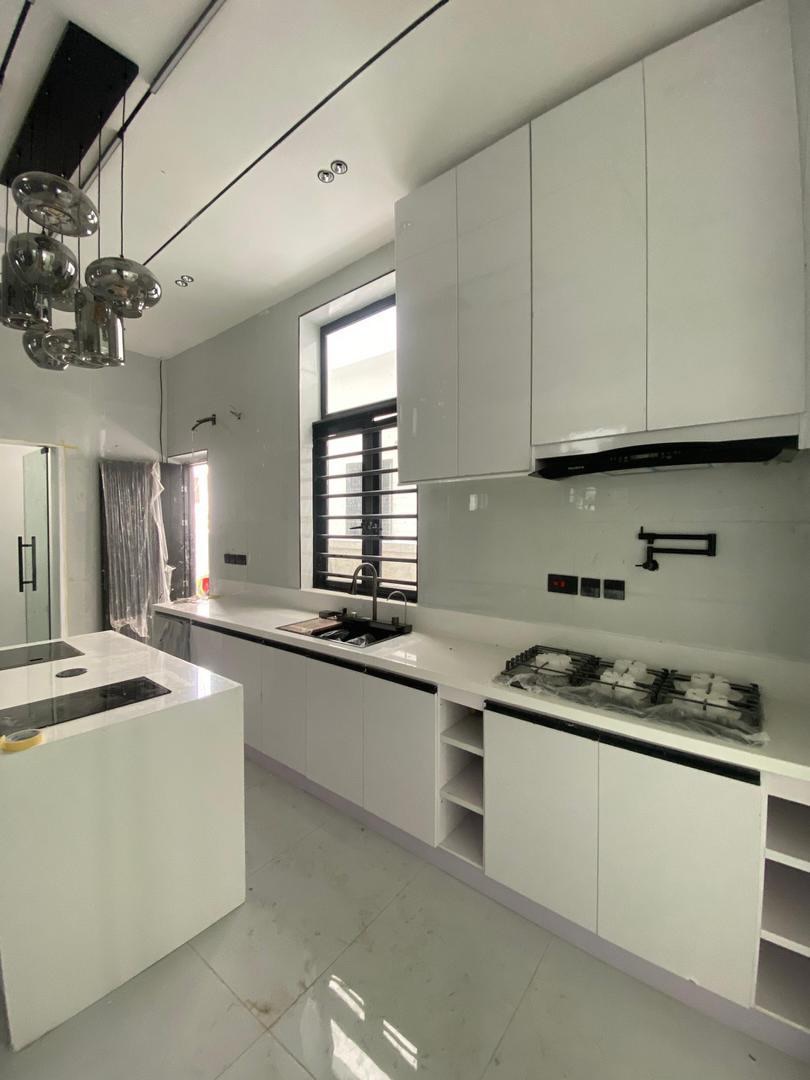 Sangotedo Sanctuary: 5-Bedroom Estate Gem with Pool