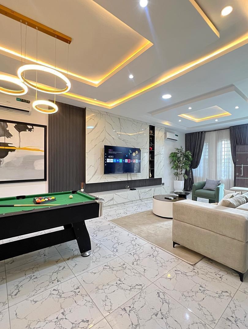 Luxury Ikate Shortlet: 2BR with Chef & PS5