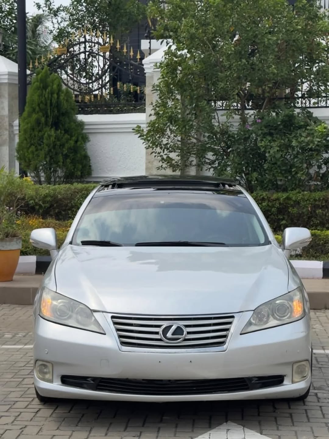 Flawless 2022 Lexus ES350: Panoramic Luxury for 12.5M