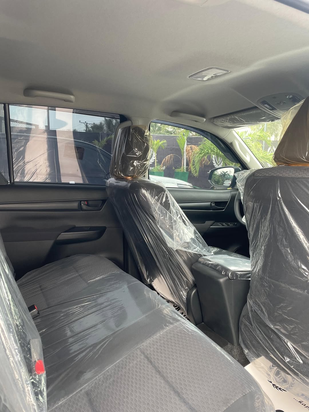 2025 Hilux SR5: Unstoppable 4×4 Power & Tech