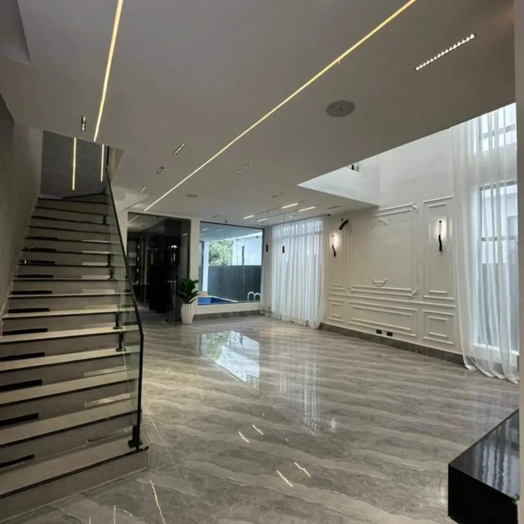 Chevron’s Premier Estate: A 5-Bedroom Oasis with Pool