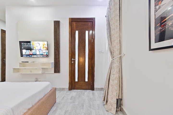 Stylish 2BR Haven with Pool & Gym in Banana Island