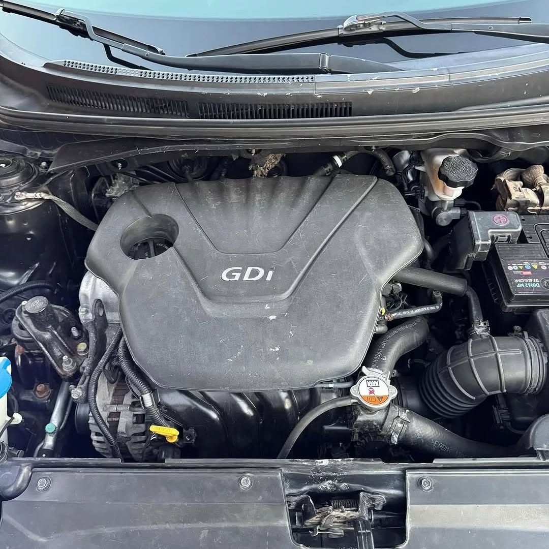 Sporty Hyundai Veloster: Panoramic Roof & Keyless