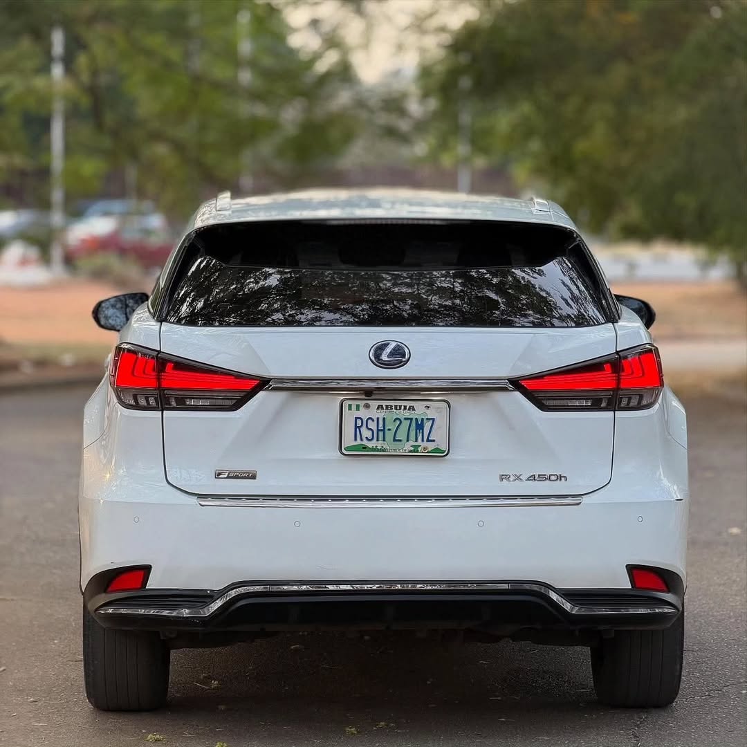 Luxury Hybrid: Power Meets 25 MPG