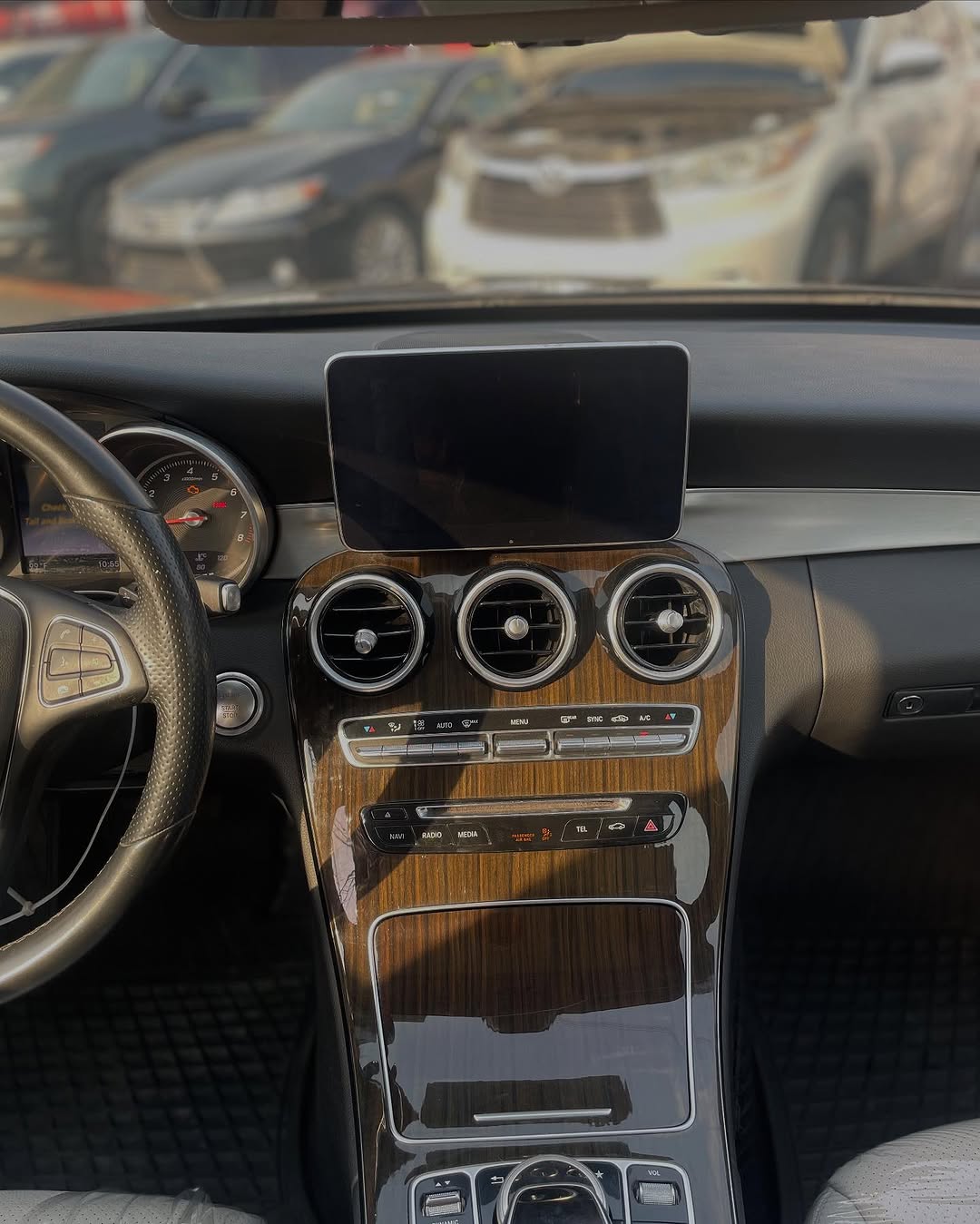 2017 Mercedes C300: Panoramic Sunroof & Premium Tech