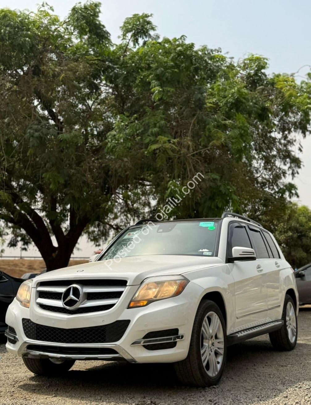 Luxury SUV: 2015 Mercedes GLK350 4MATIC, Panoramic Roof