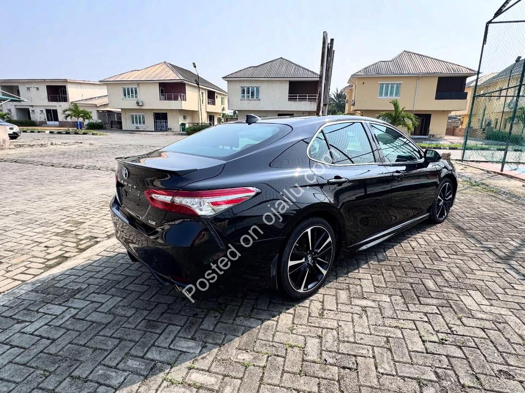 2018 Camry XSE: Luxury Tech & Panoramic Views