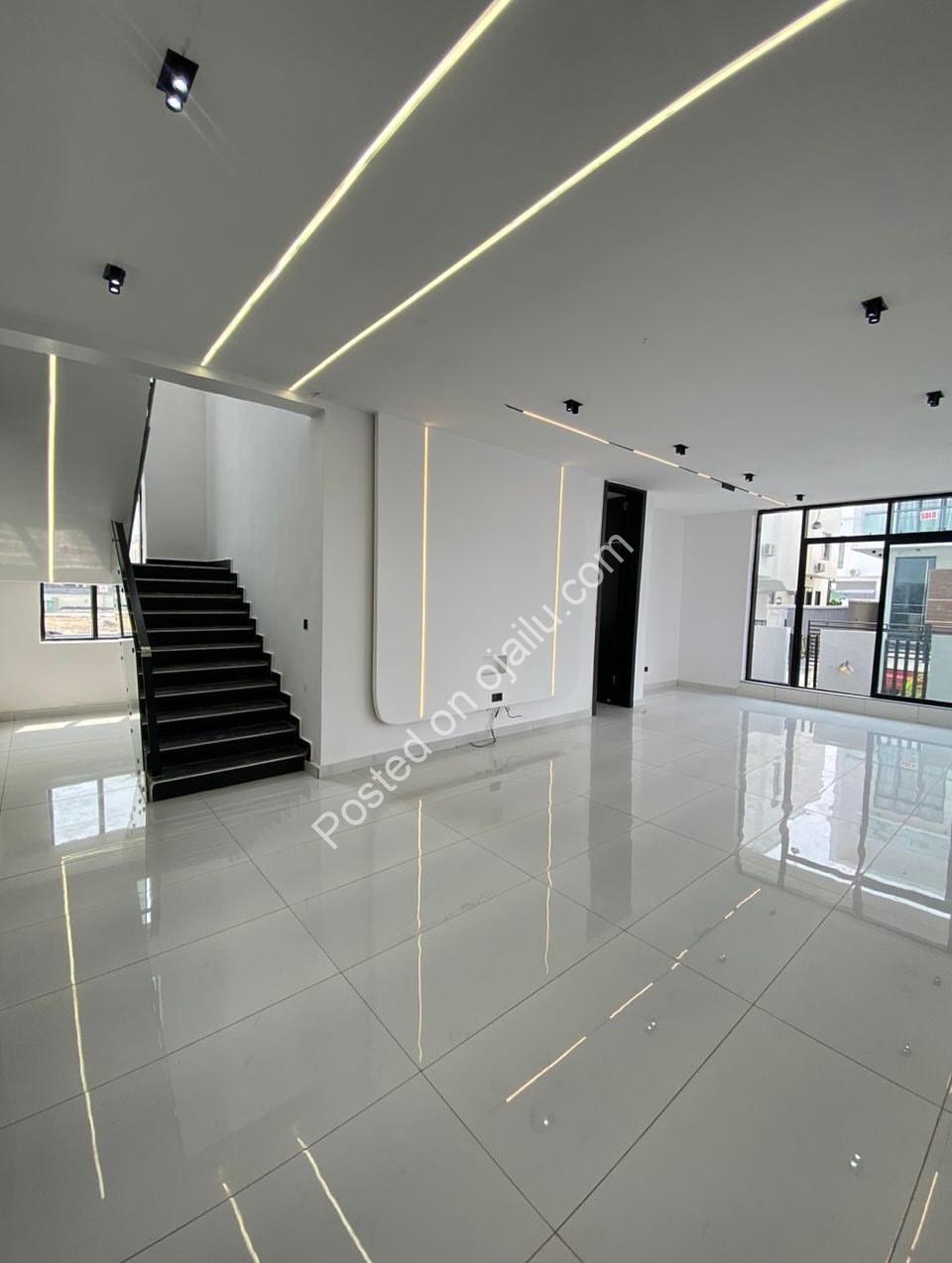 Exquisite 5-Bed Duplex in Prime Lekki | Brand New & Flood-Free