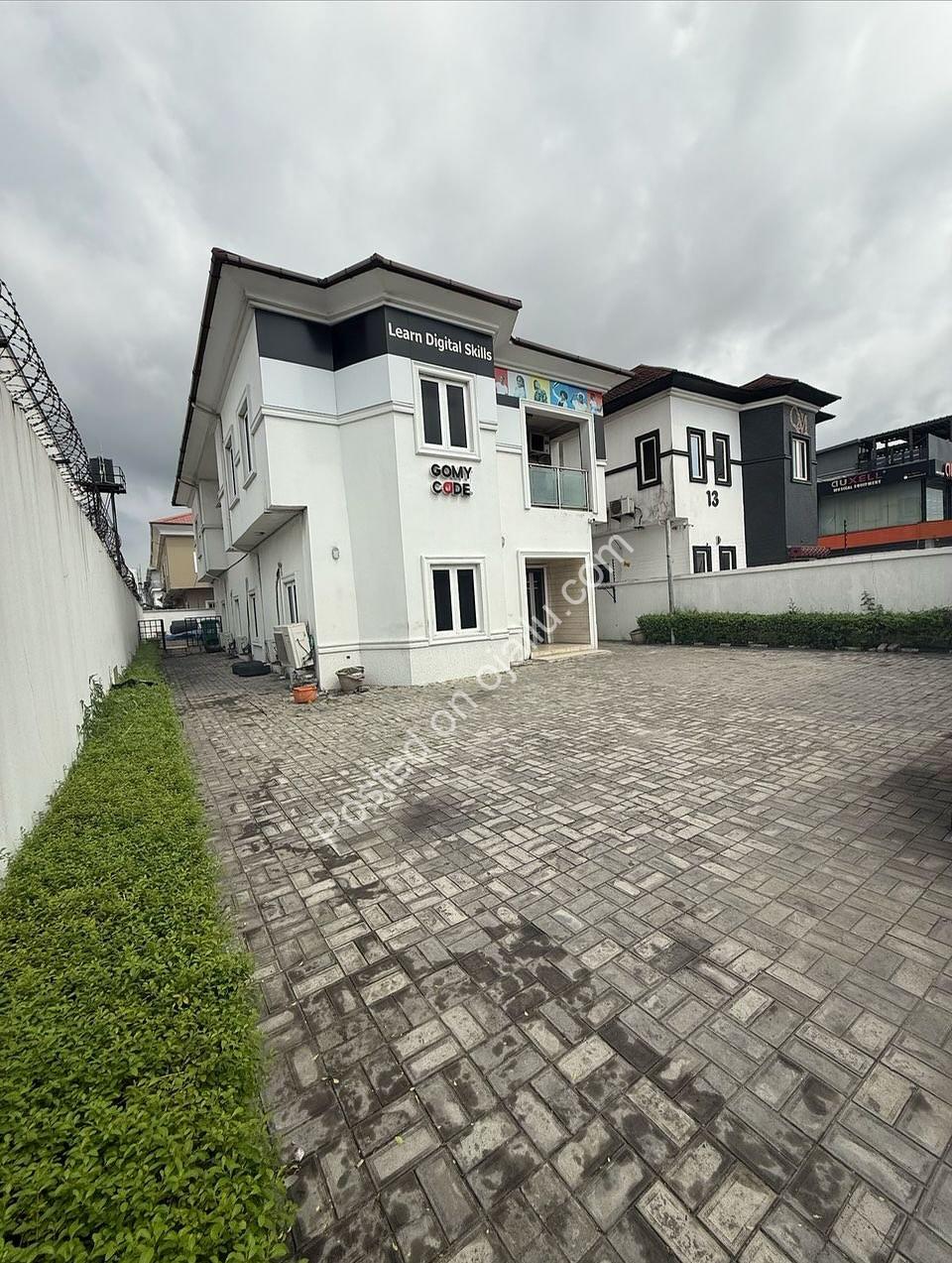 Lekki’s Ultimate 5-Bed Family Oasis with Pool