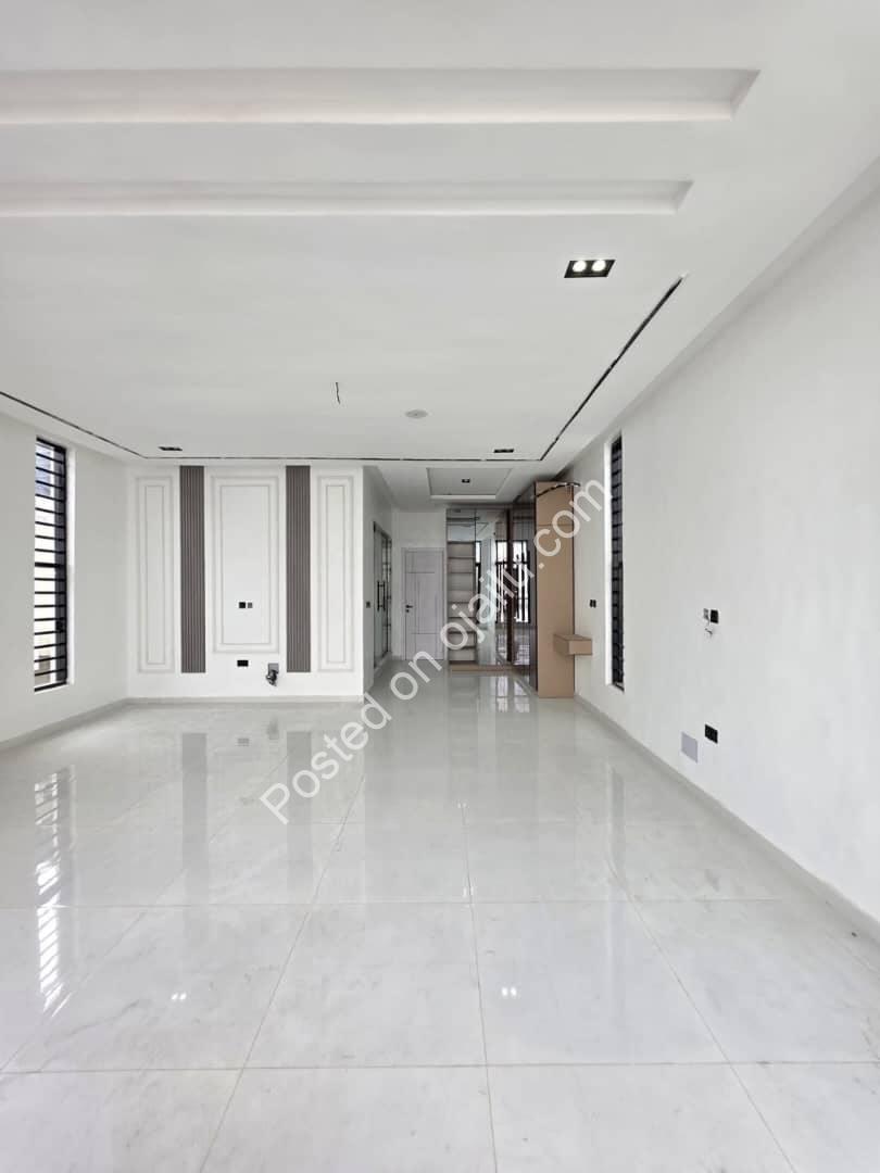 Lekki Luxury: 5-Bed Duplex with Pool & 40% ROI