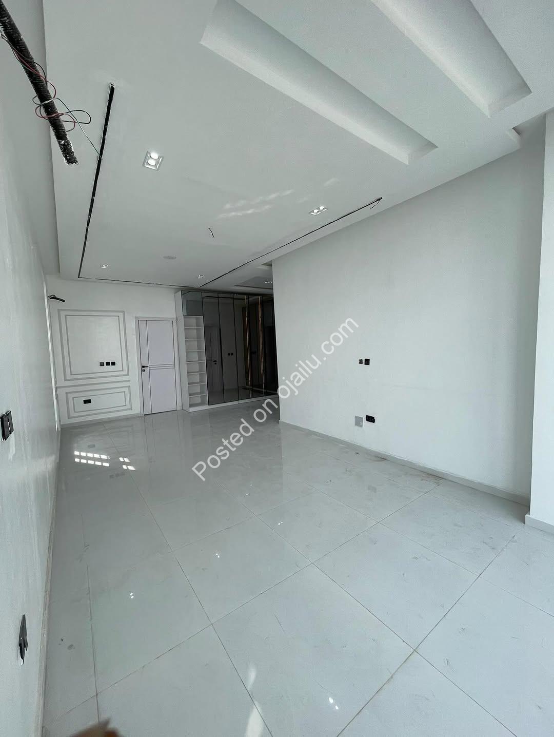 Grand 5-Bed Duplex with Pool & Gym in Lekki