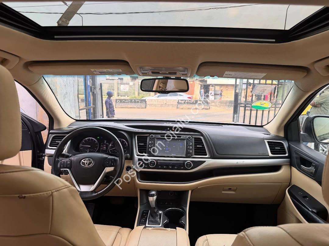 Blue 2016 Highlander: Luxury & Tech for 24M