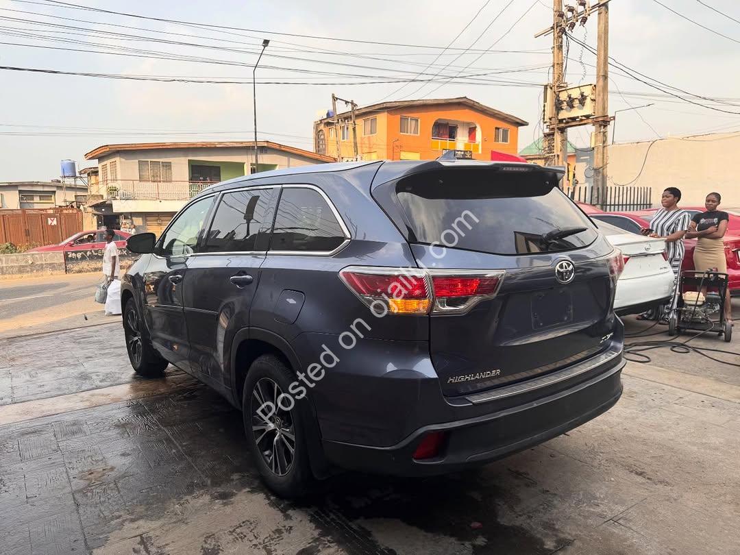 Blue 2016 Highlander: Luxury & Tech for 24M