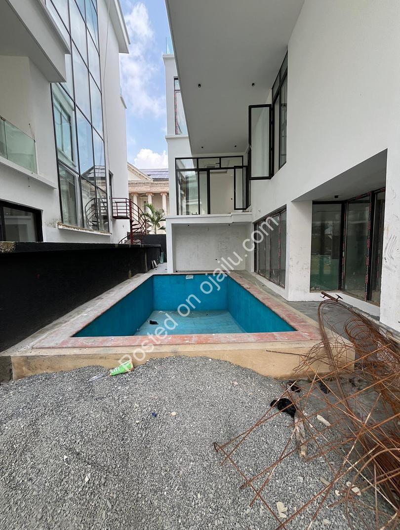 Old Ikoyi’s Grand 5-Bedroom Duplex, C of O