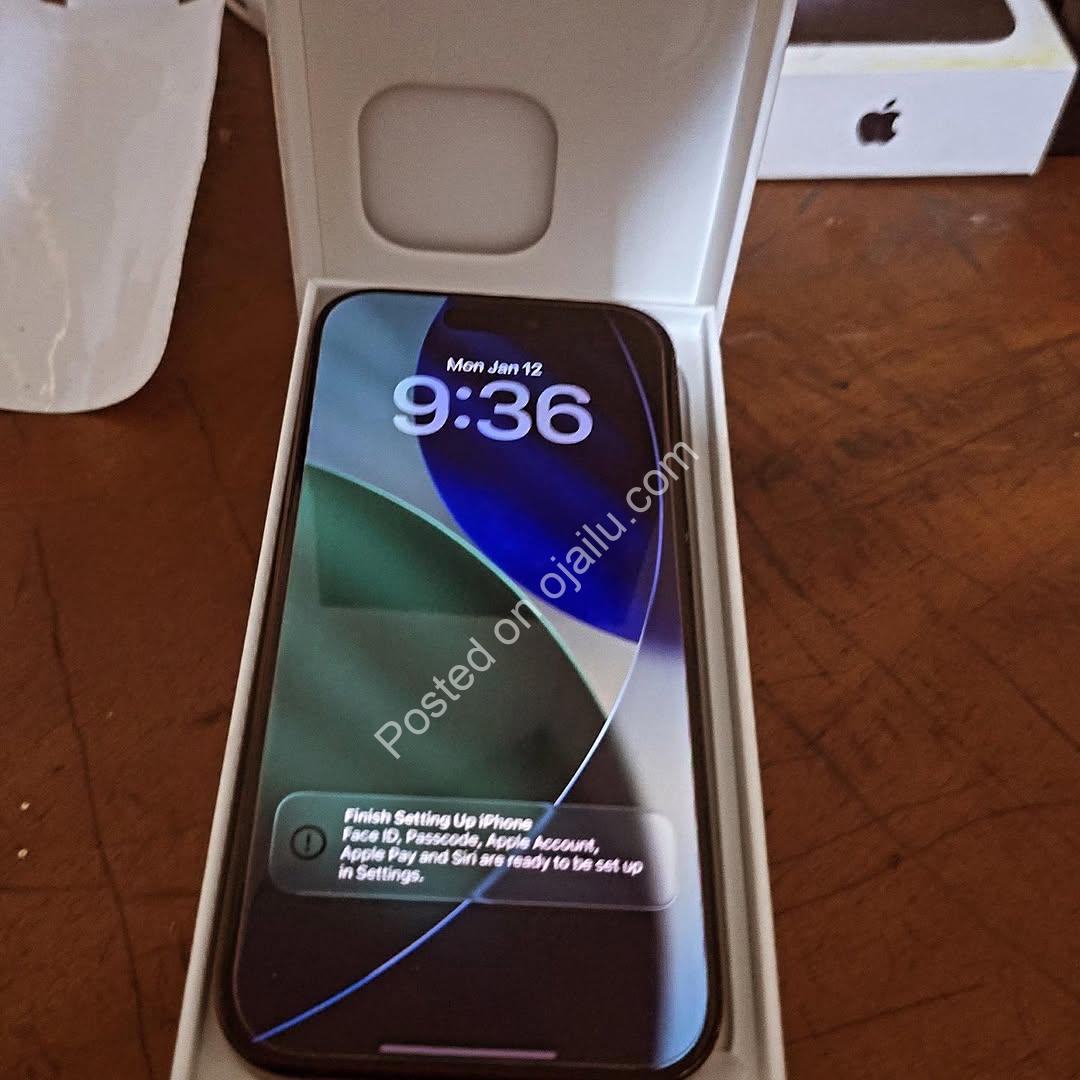 iPhone 16 Pro: Open-Box Beauty with 128GB & Free Gift!